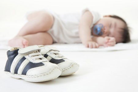 如何给孩子选鞋 3种鞋不能给宝宝穿,影响走路还有足部畸形风险